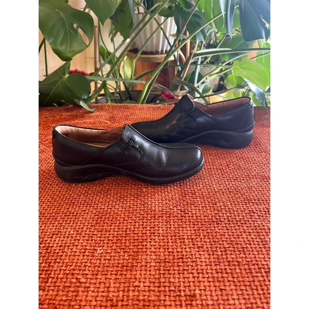 Clarks Black‎ Leather Slip On Loafers Comfort  Womens Shoes Sz 5/35 New